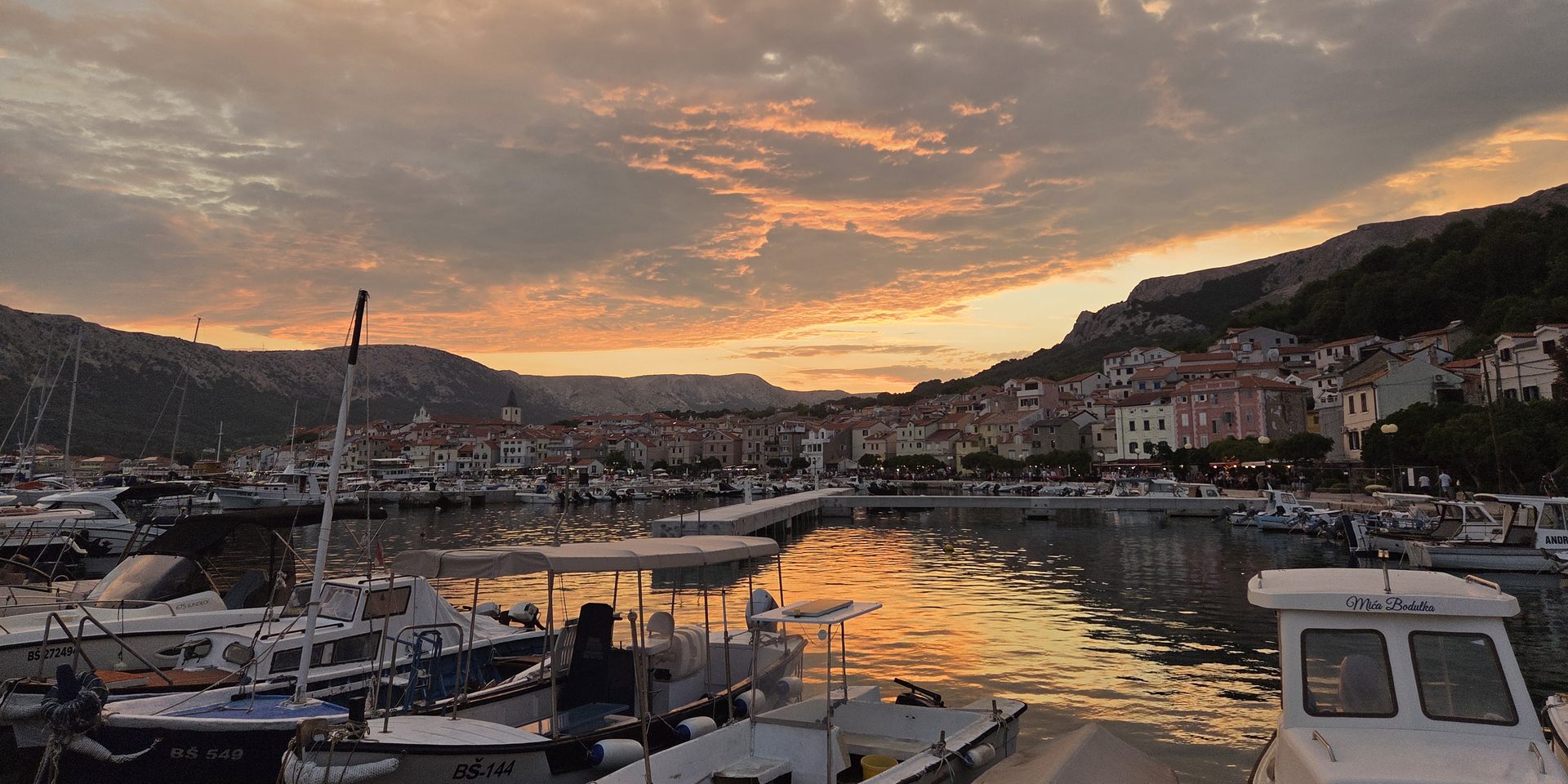 Luka u Baški u zalasku sunca